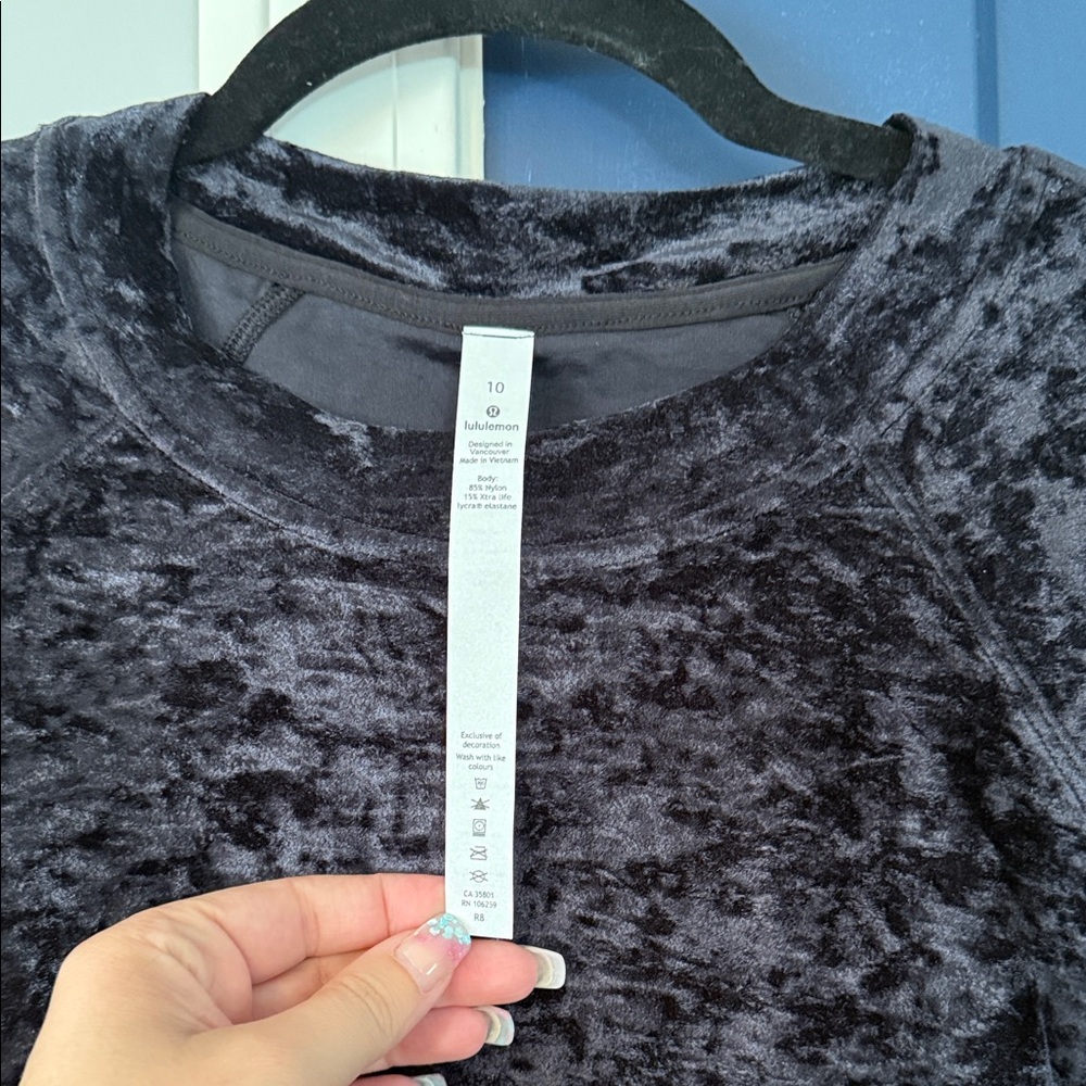 Women's Black Velvet Top velour lululemon warm down crew NWT 10 special edition - Picture 3 of 3